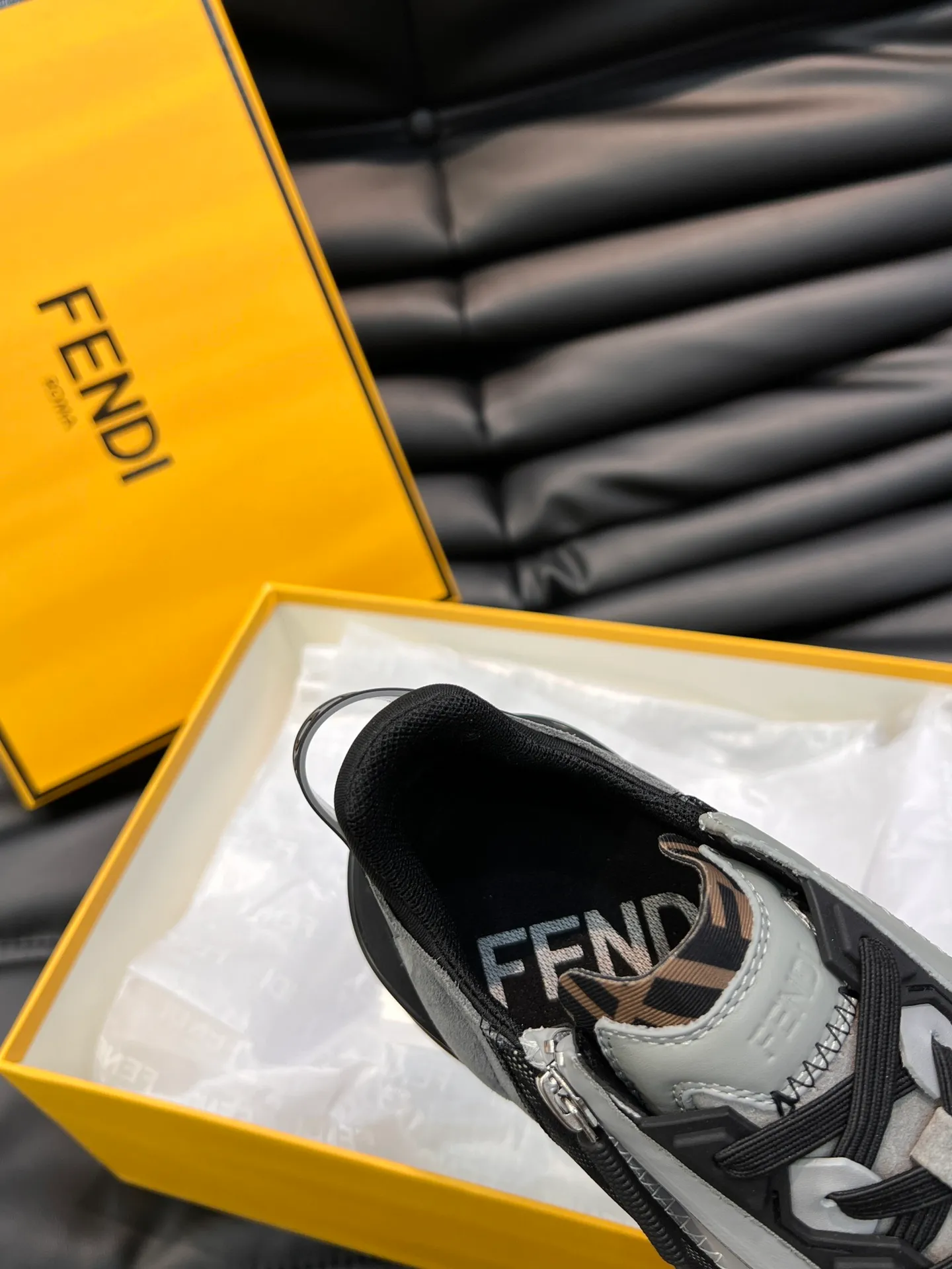Men's shoes 💰p560 "Fend*" new men's casual sports shoes, equipped with elastic straps, side zippers, and corrugated soles engraved with F. Embossed Fendi Flow lettering on the heel. Made of technical fabric and a mix of blue and suede. Decorated with Lycra® details. FF graphic tongue. Ultra-light and wear-resistant EVA sole. Size: 38-44
